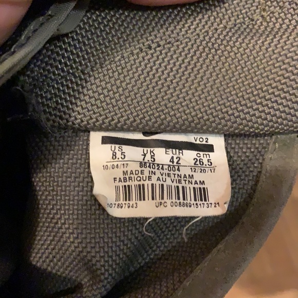 Nikes 8.5 - Picture 4 of 5